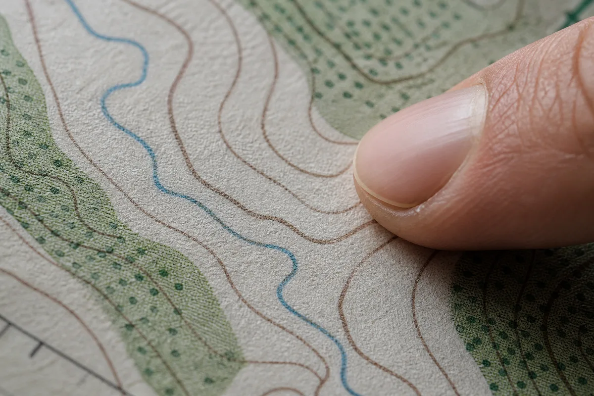 Détail d une carte topographique montrant des courbes de niveau serrées et un cours d eau